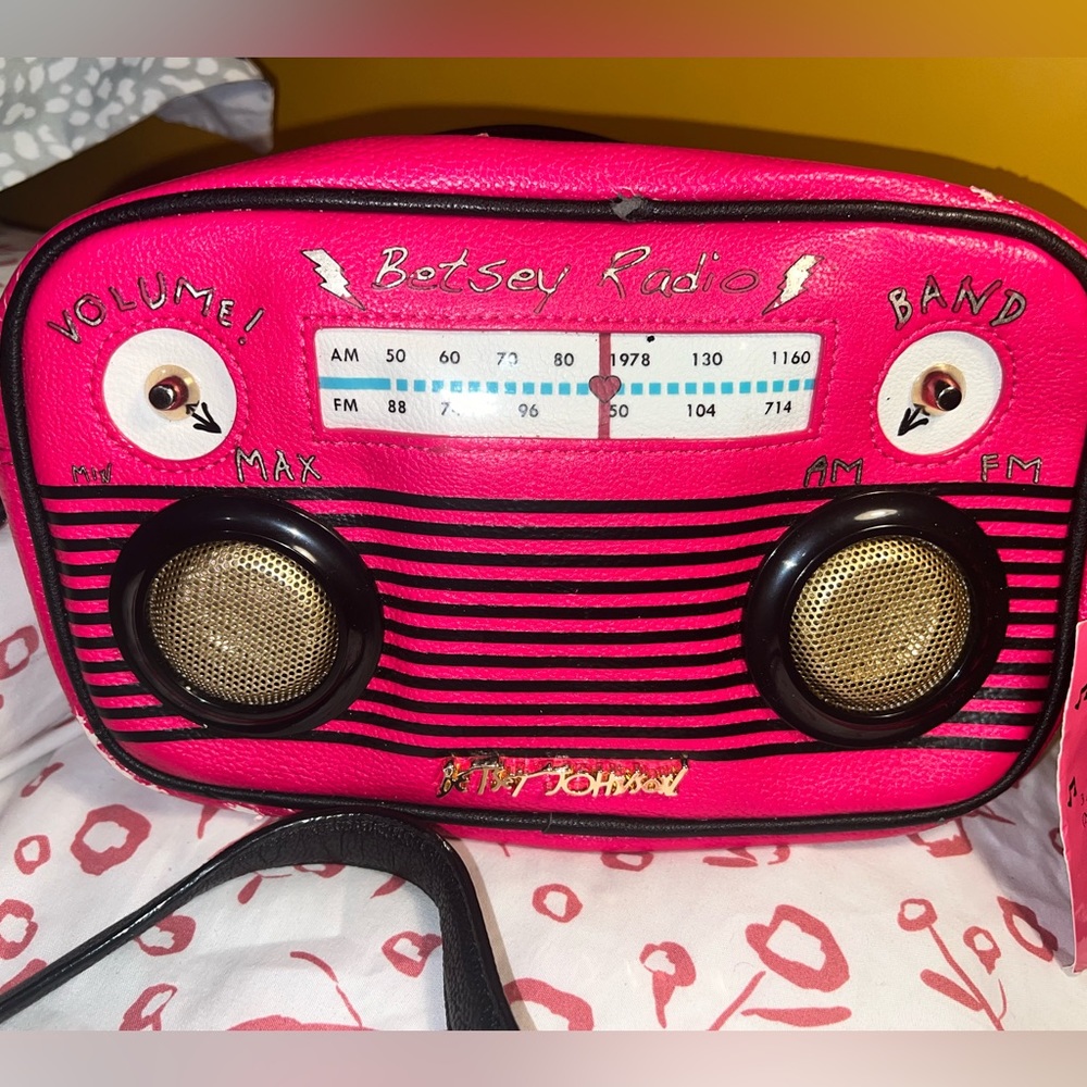 VINTAGE Pink betsey Johnson radio boombox with working speakers